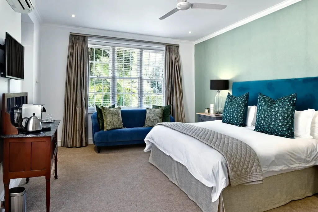 Modern eingerichtetes Gästezimmer nach einer Hotelreinigung Frankfurt am Main