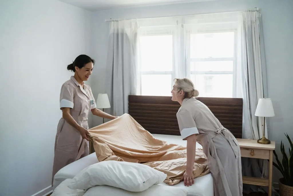 Zwei Reinigungskräfte von Reinigungsfirma Frankfurt am Main reinigen Hotelzimmer